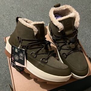 Women Winter Boots Shoes Dark Olive size 9.5